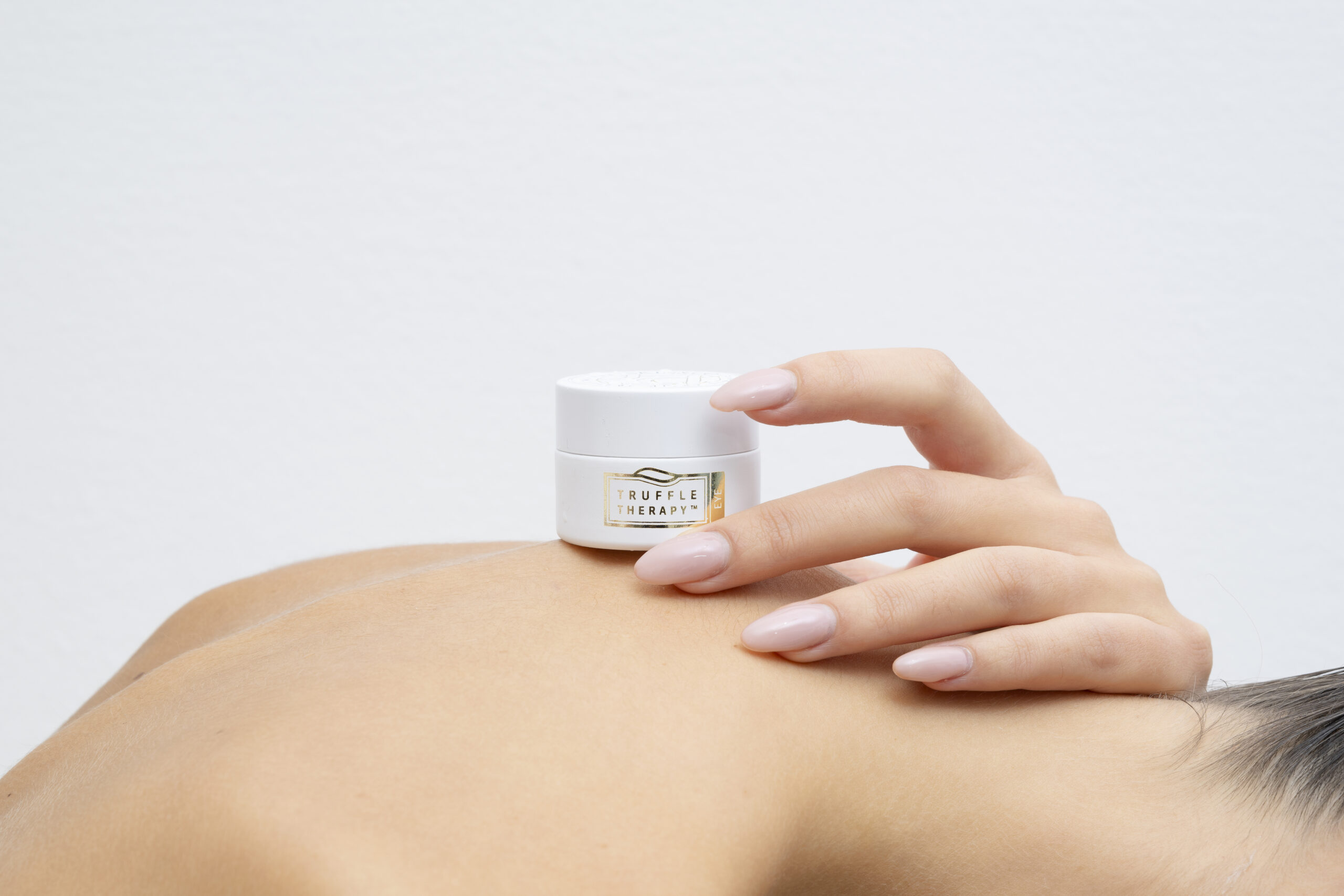 Truffle Therapy Feszesítő Szemkörnyékápoló termékkép – DSC 3973 scaled